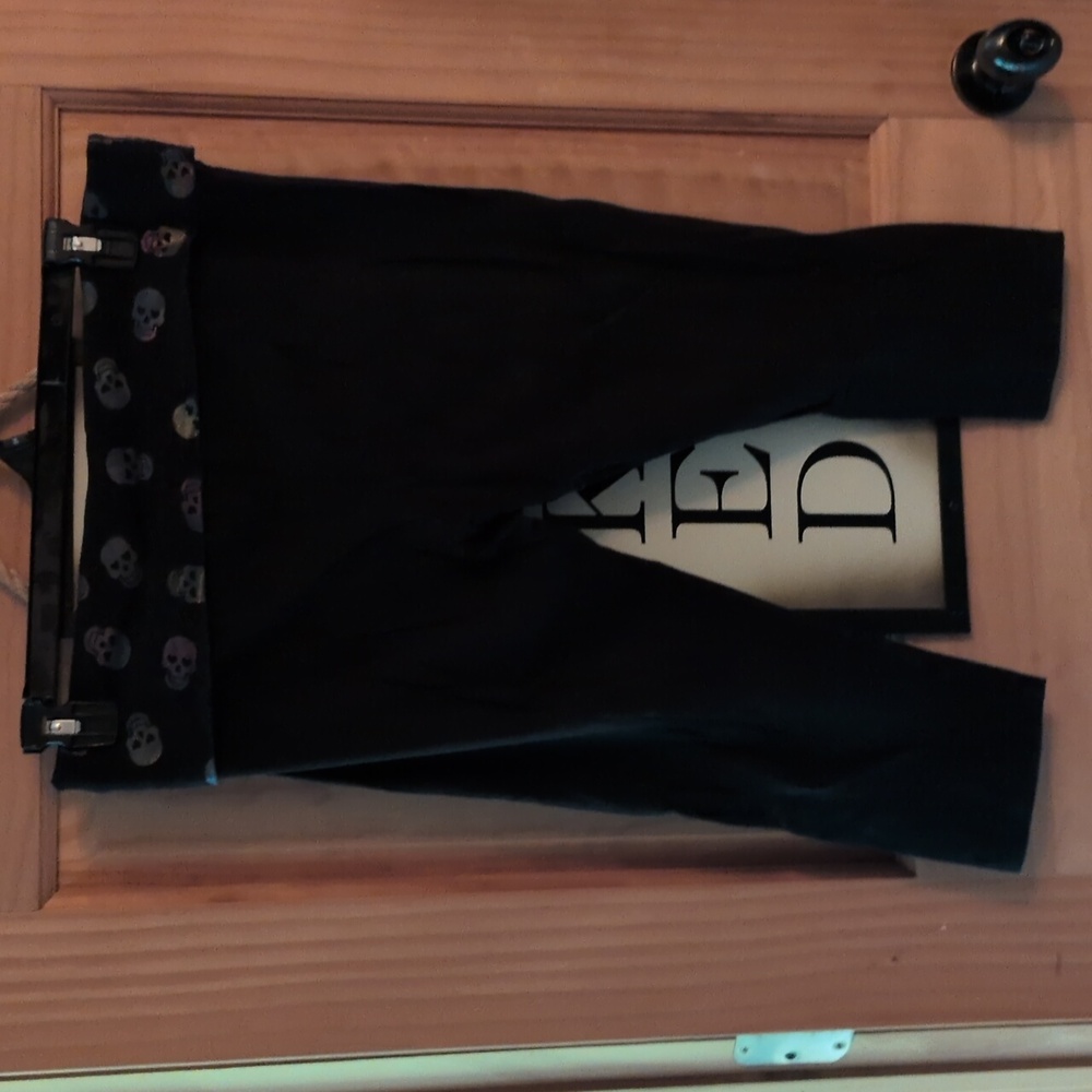 No Boundaries Black Skull Pattern capris - Picture 3 of 4